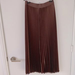 H&M burgundy pleated skirt, size small